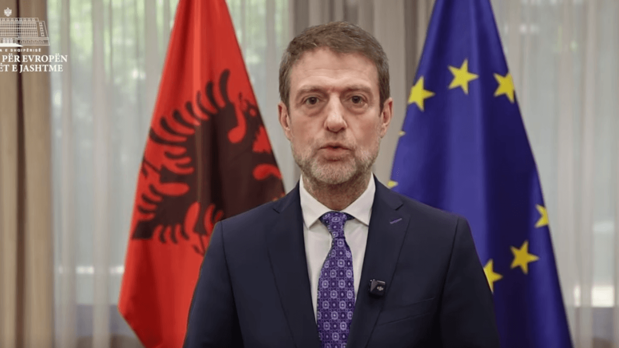 Hoxha: Shqipëria riafirmon angazhimin për të vërtetën dhe drejtësinë në përvjetorin e gjenocidit të Srebrenicës