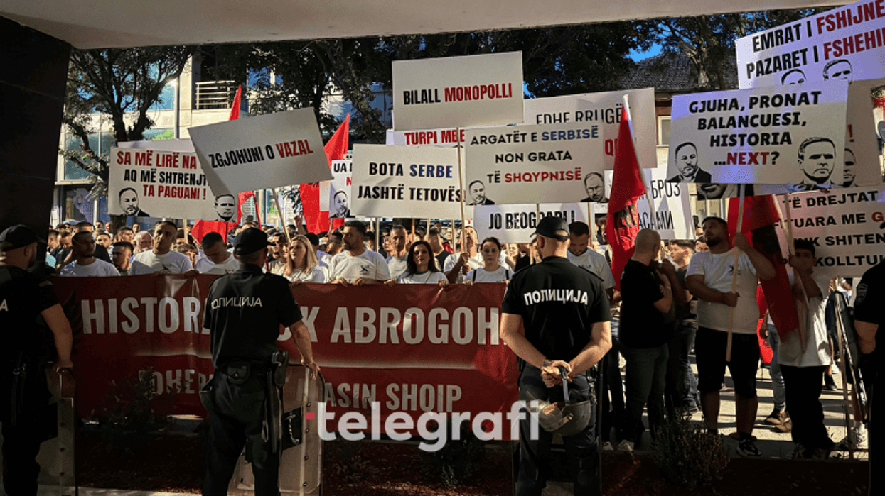 "Edhe rrugët flasin shqip", "Historia nuk abrogohet" - BDI sërish protestoi në Tetovë