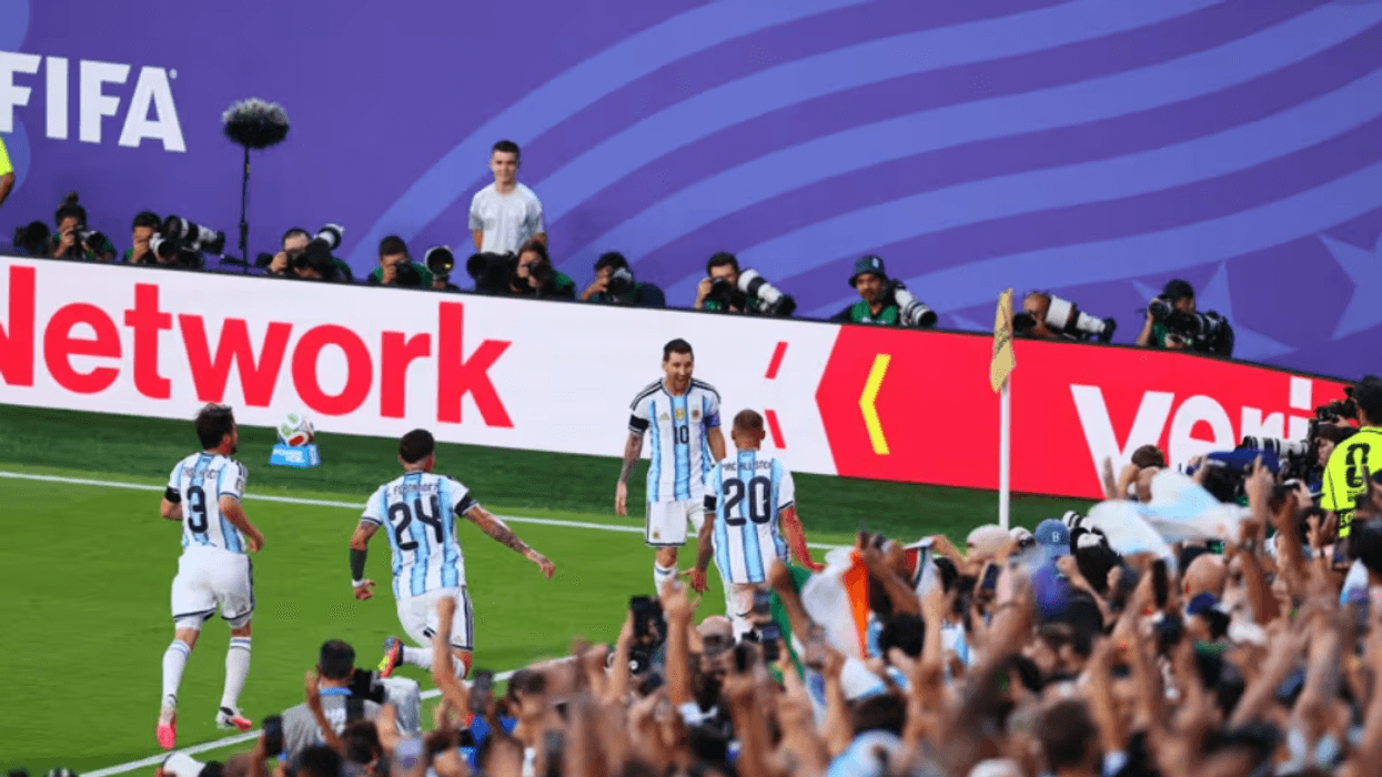 Argjentina në avantazh ndaj Zvicrës pas 45 minutave - Messi asiston, Mac Allister shënon
