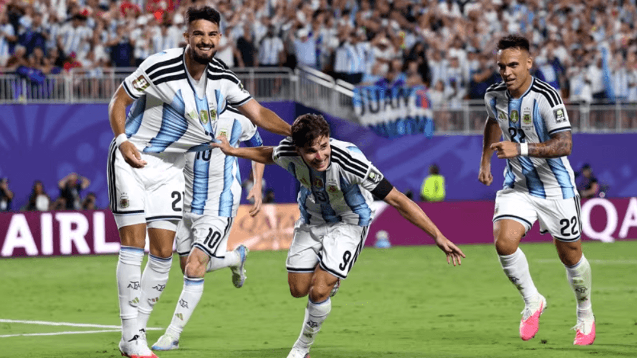 Alvarez dhe Martinez i japin fitoren dhe kalimin në gjysmëfinale Argjentinës