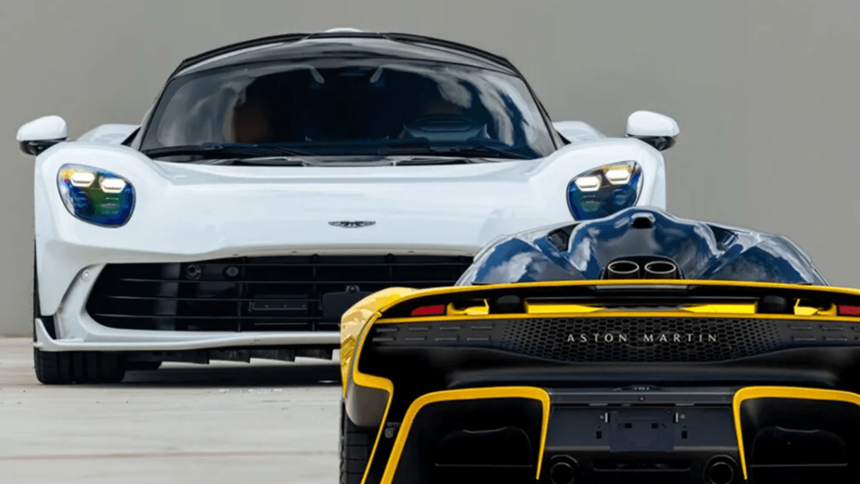 Një koleksionist amerikan shet dy Aston Martin Valhalla me kilometrazh identik