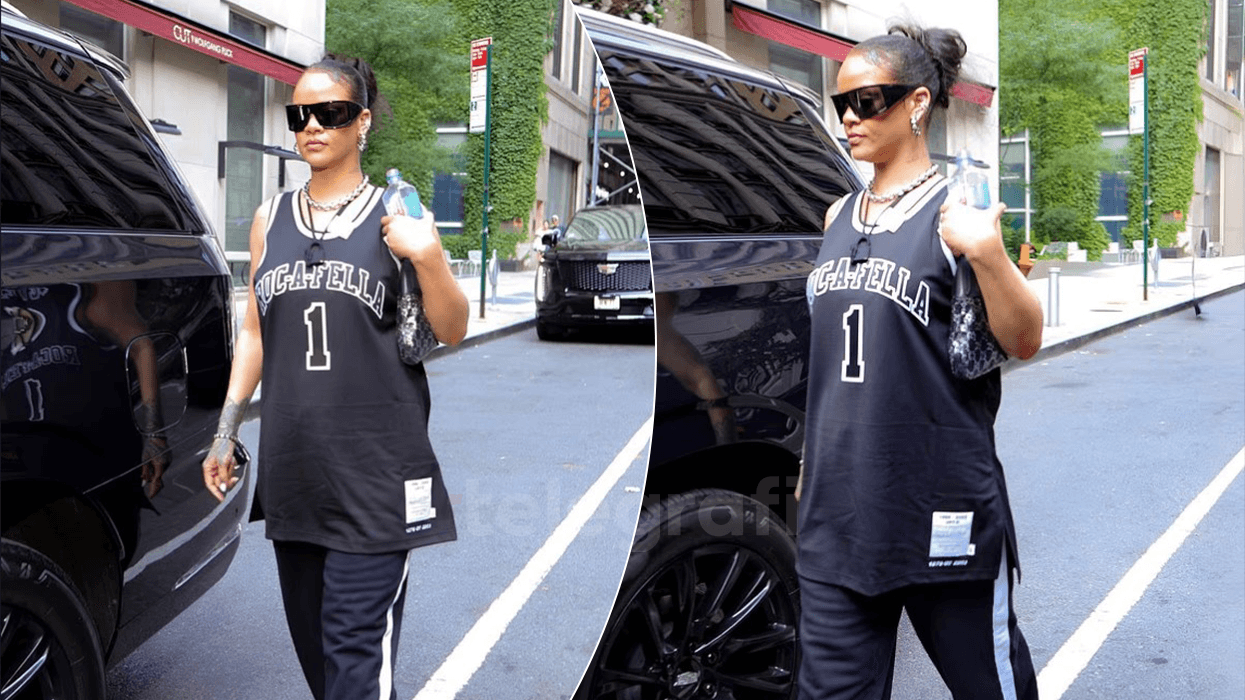 Rihanna shfaqet me fanellën e Roc-A-Fella, ndez thashethemet për një paraqitje me Jay-Z