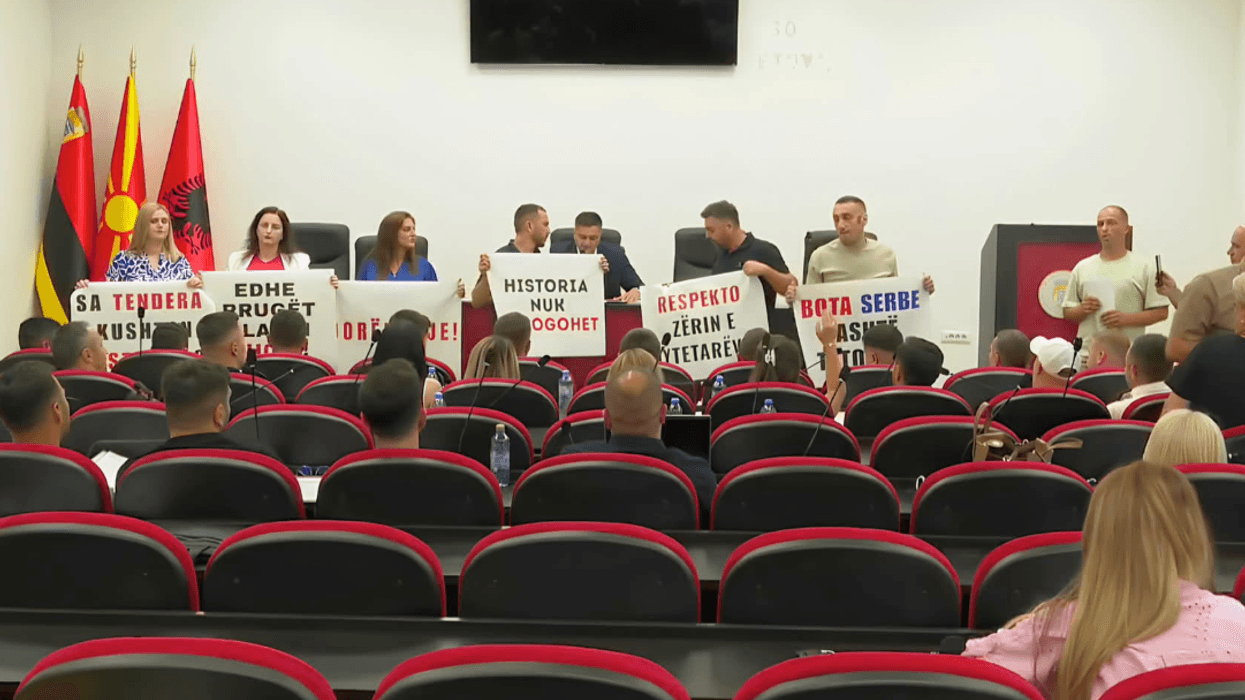 Tensione në Këshillin e Komunës së Tetovës, këshilltarët e BDI-së lëshojnë seancën Tensione në Këshillin e Komunës së Tetovës, këshilltarët e BDI-së lëshojnë seancën