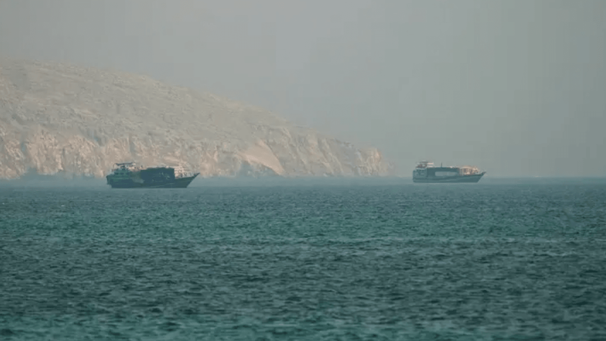 Emiratet e Bashkuara Arabe thonë se raketat iraniane goditën cisterna nafte në Ngushticën e Hormuzit, një marinar i vrarë