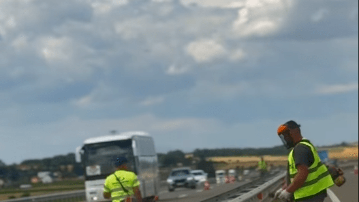 Vazhdojnë punimet për mirëmbajtjen e rrugëve në vend Vazhdojnë punimet për mirëmbajtjen e rrugëve në vend