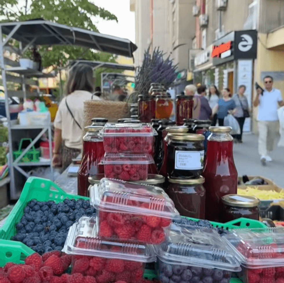 Tregu Mobil rikthehet në tri sheshe të Kryeqytetit