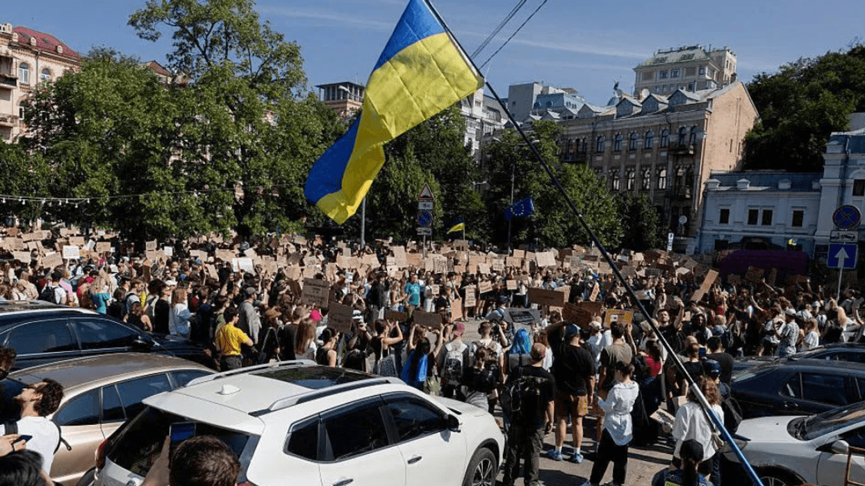 Protesta në qytetet e Ukrainës kundër shkarkimit të ministrit të mbrojtjes nga Zelensky Protesta në qytetet e Ukrainës kundër shkarkimit të ministrit të mbrojtjes nga Zelensky