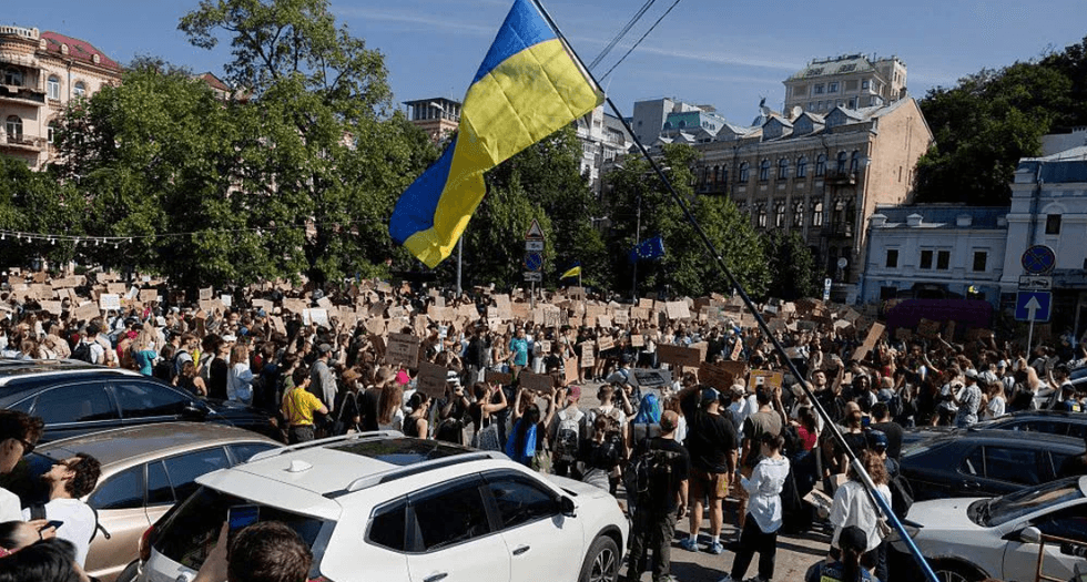 Protesta në qytetet e Ukrainës kundër shkarkimit të ministrit të mbrojtjes nga Zelensky