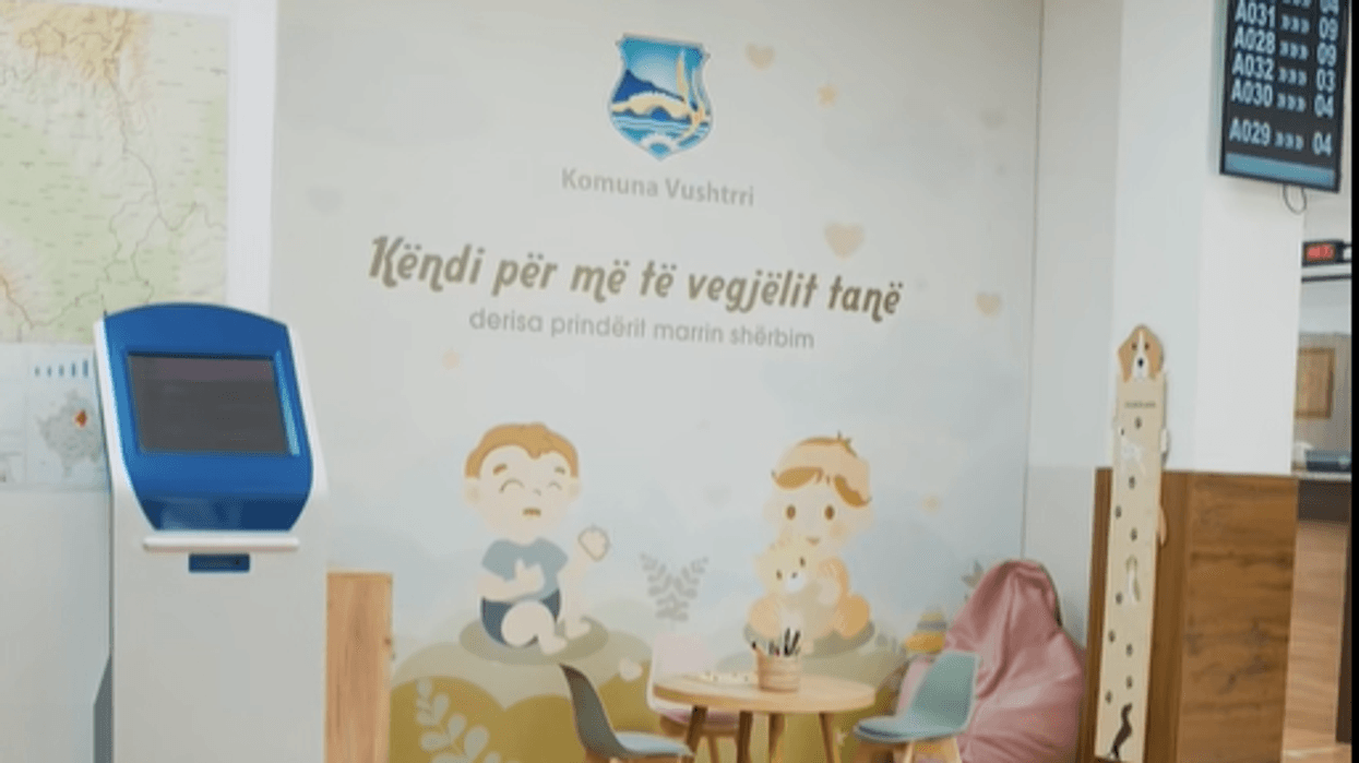 Kryetari i Komunës së Vushtrrisë njofton për krijimin e këndit për fëmijë në Drejtorinë për Administratë