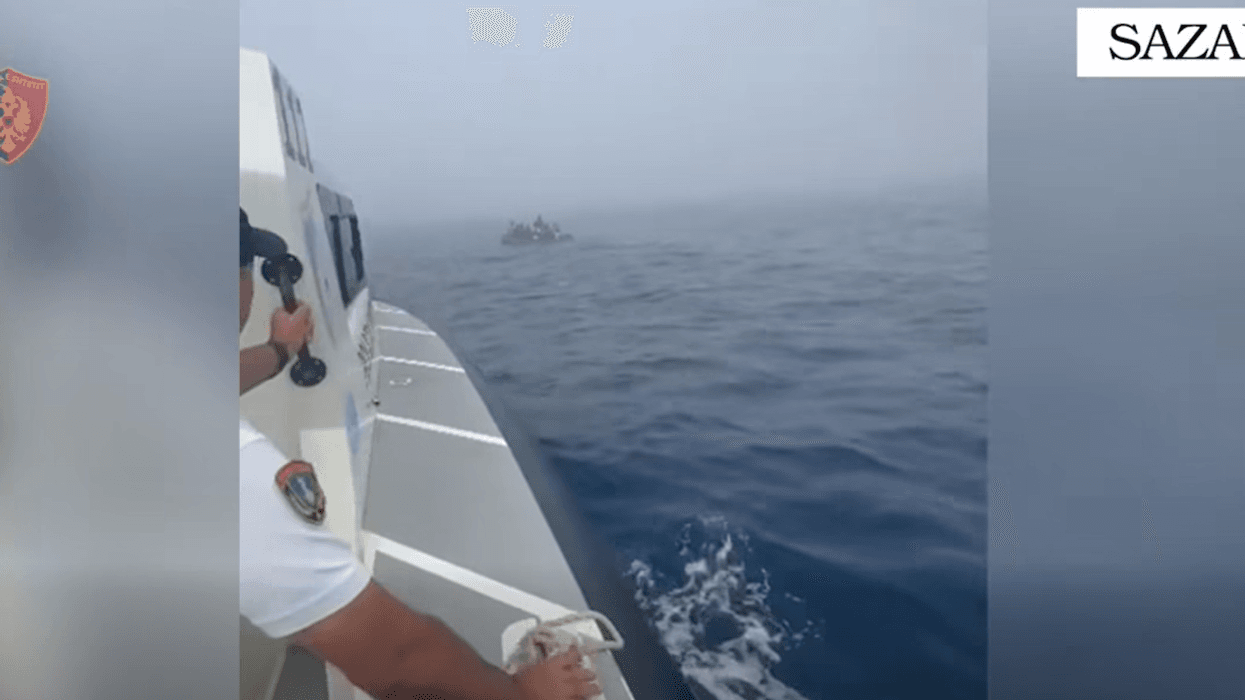 Pamje nga shpëtimi i 11-të emigrantëve që rrezikonin të mbyteshin pranë Sazanit Pamje nga shpëtimi i 11-të emigrantëve që rrezikonin të mbyteshin pranë Sazanit