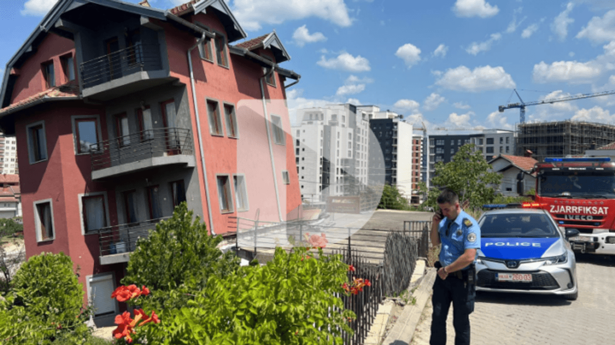 Rrezikon të shembet një shtëpi në rrugën “A”, ndërhyjnë zjarrfikësit dhe policia Rrezikon të shembet një shtëpi në rrugën “A”, ndërhyjnë zjarrfikësit dhe policia