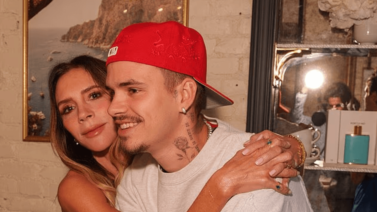 Victoria Beckham feston lançimin e aromës së re në New York me familjen pranë saj, ndërsa Brooklyn vazhdon distancën