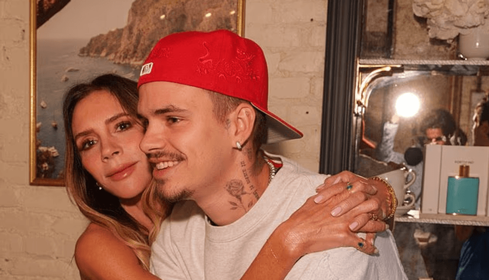 Victoria Beckham feston lançimin e aromës së re në New York me familjen pranë saj, ndërsa Brooklyn vazhdon distancën