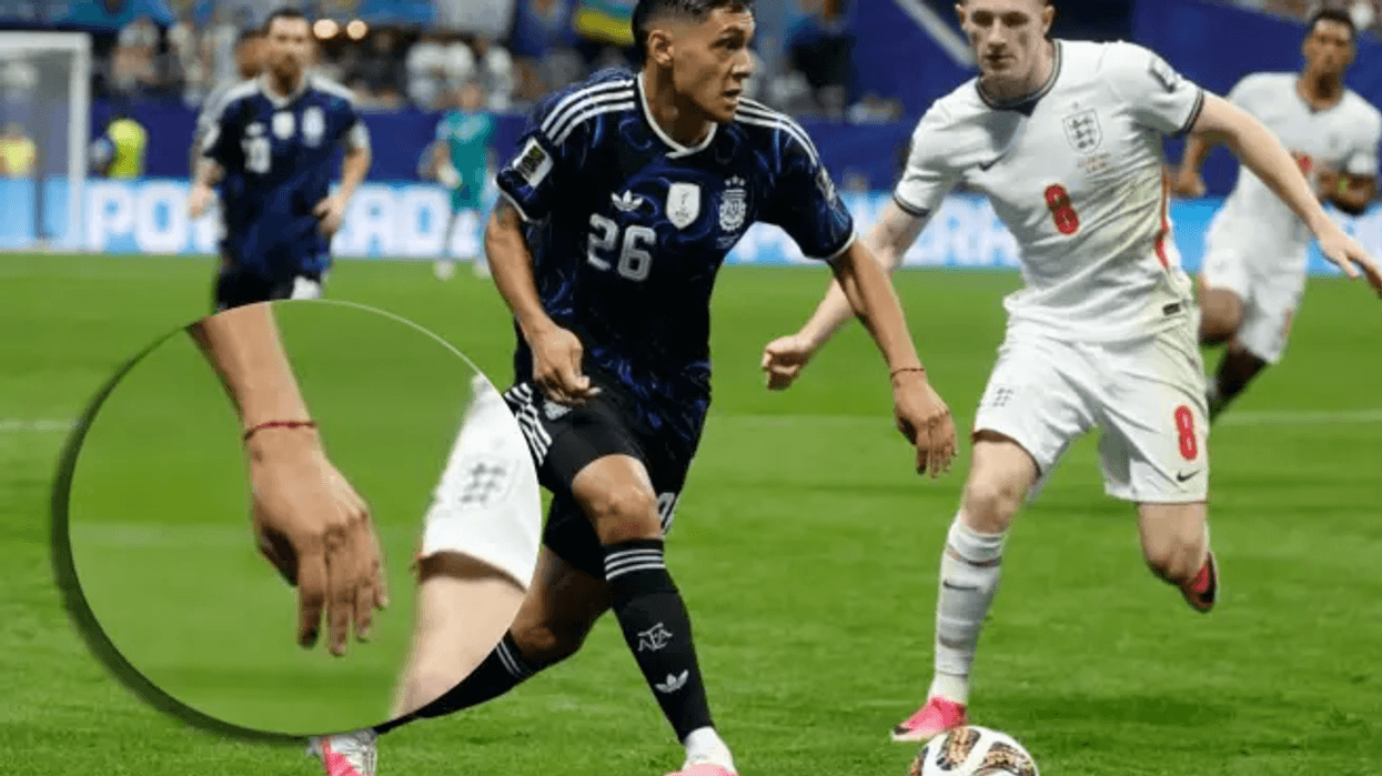Pse futbollistët e Argjentinës mbajnë byzylykë të kuq? Pse futbollistët e Argjentinës mbajnë byzylykë të kuq?