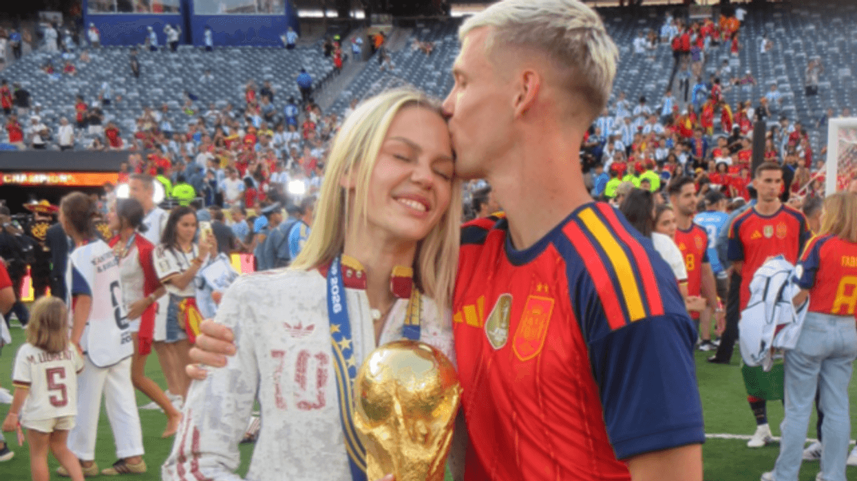 Dani Olmo festoi Kupën e Botës në krahët e të dashurës - momenti romantik që mori vëmendjen