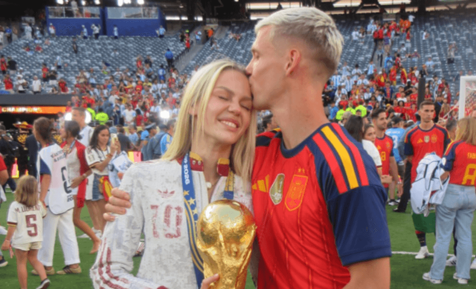 Dani Olmo festoi Kupën e Botës në krahët e të dashurës - momenti romantik që mori vëmendjen
