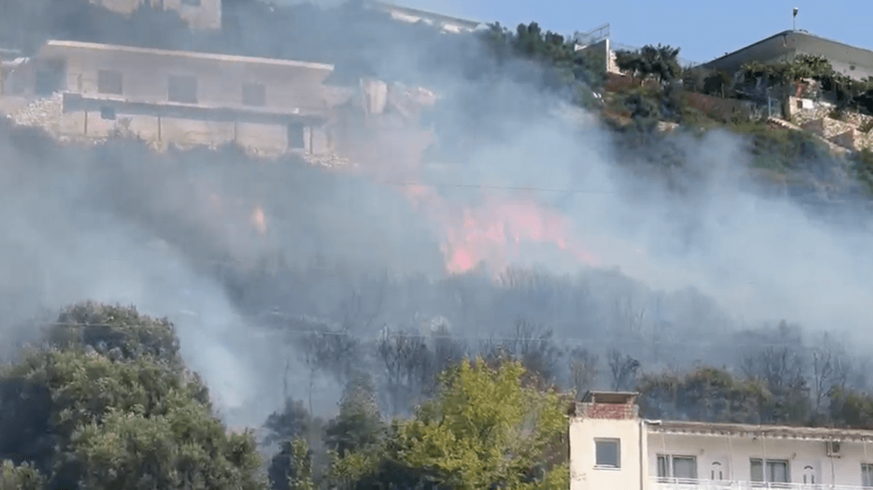 Zjarr mbi tunelin e Vlorës, flakët i afrohen banesave te Uji i Ftohtë