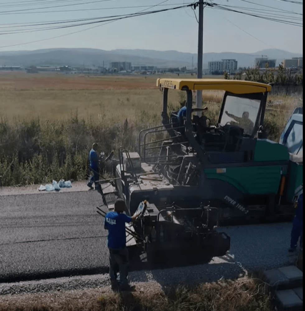 Hyseni: Përfundon shtresa e parë e asfaltit në Kufcë