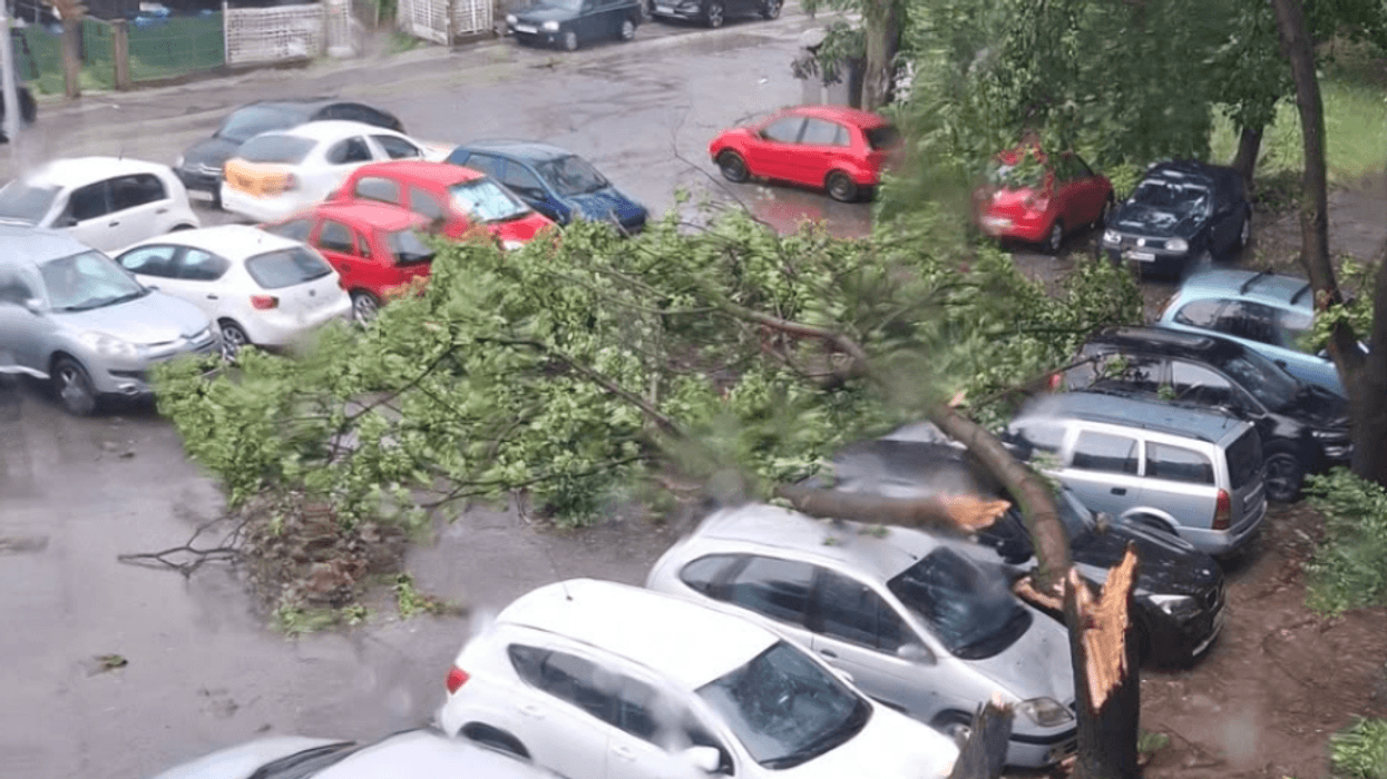 MPB me detaje pas stuhisë: Janë dëmtuar 117 automjete, objekte të ministrive, si dhe 10 persona janë lënduar