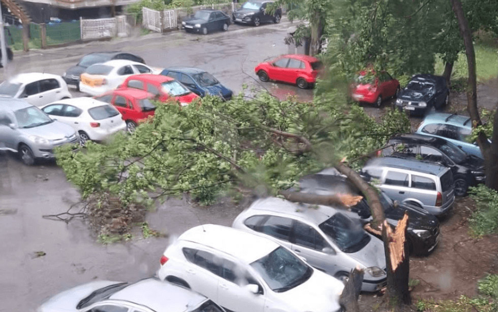 MPB me detaje pas stuhisë: Janë dëmtuar 117 automjete, objekte të ministrive, si dhe 10 persona janë lënduar