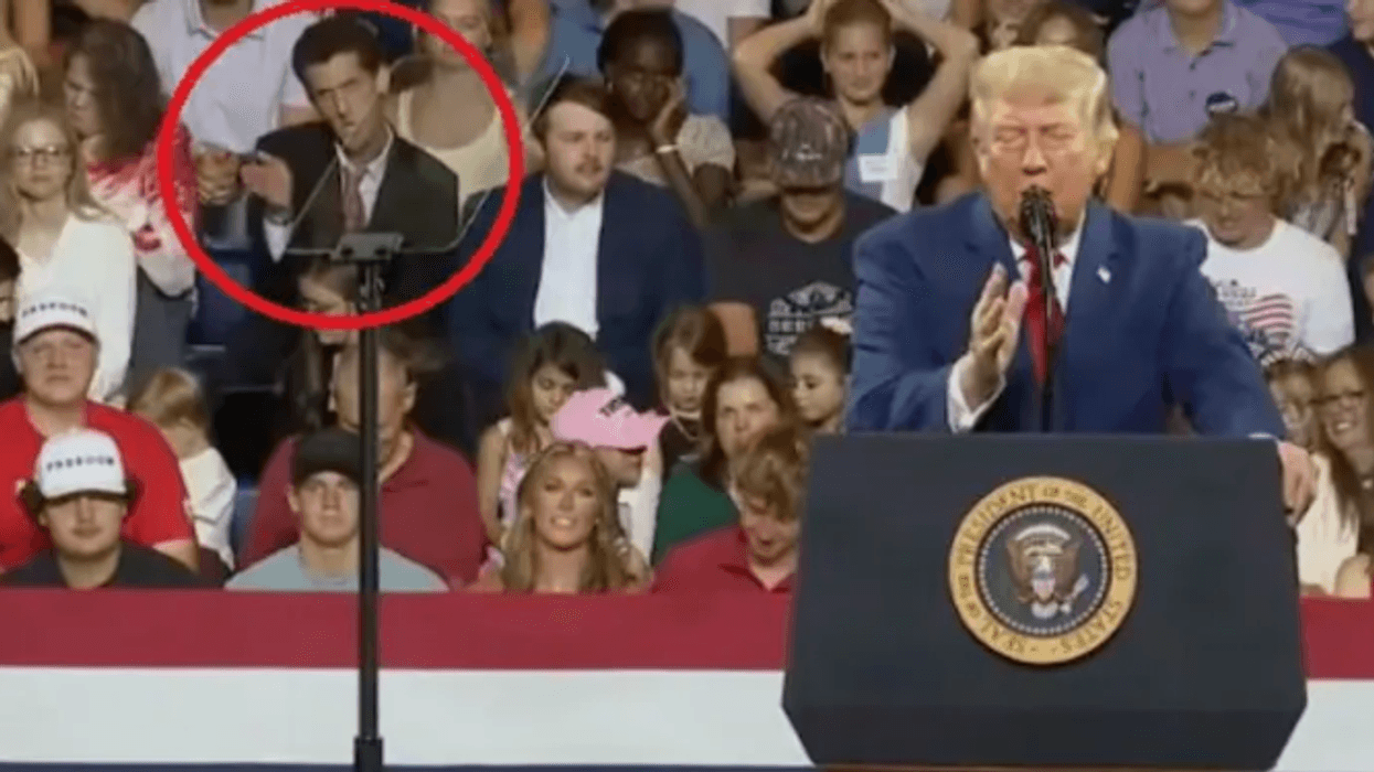 Kamerat kapin burrin që imiton Trumpin gjatë tubimit, videoja 'pushton' rrjetin Kamerat kapin burrin që imiton Trumpin gjatë tubimit, videoja 'pushton' rrjetin