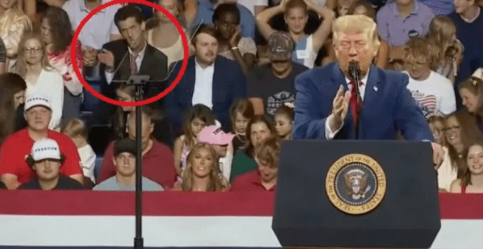 Kamerat kapin burrin që imiton Trumpin gjatë tubimit, videoja 'pushton' rrjetin