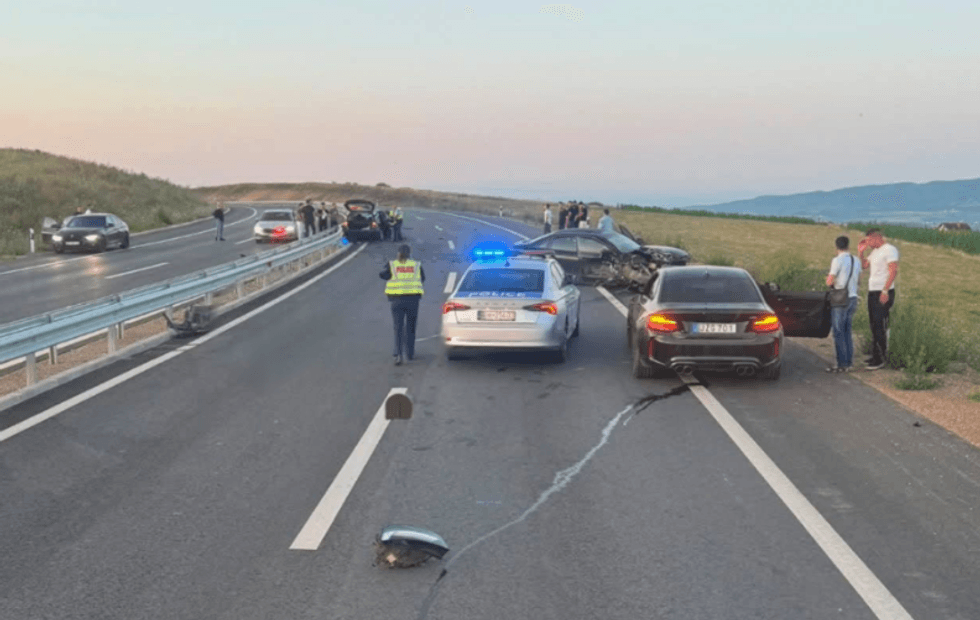 Aksident i rëndë në magjistralen Mitrovicë–Prishtinë, dyshohet për viktima