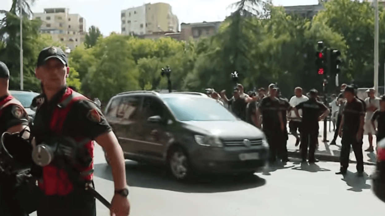 Kaos brenda e jashtë Kuvendit, 6 policë të plagosur dhe 17 protestues në spital