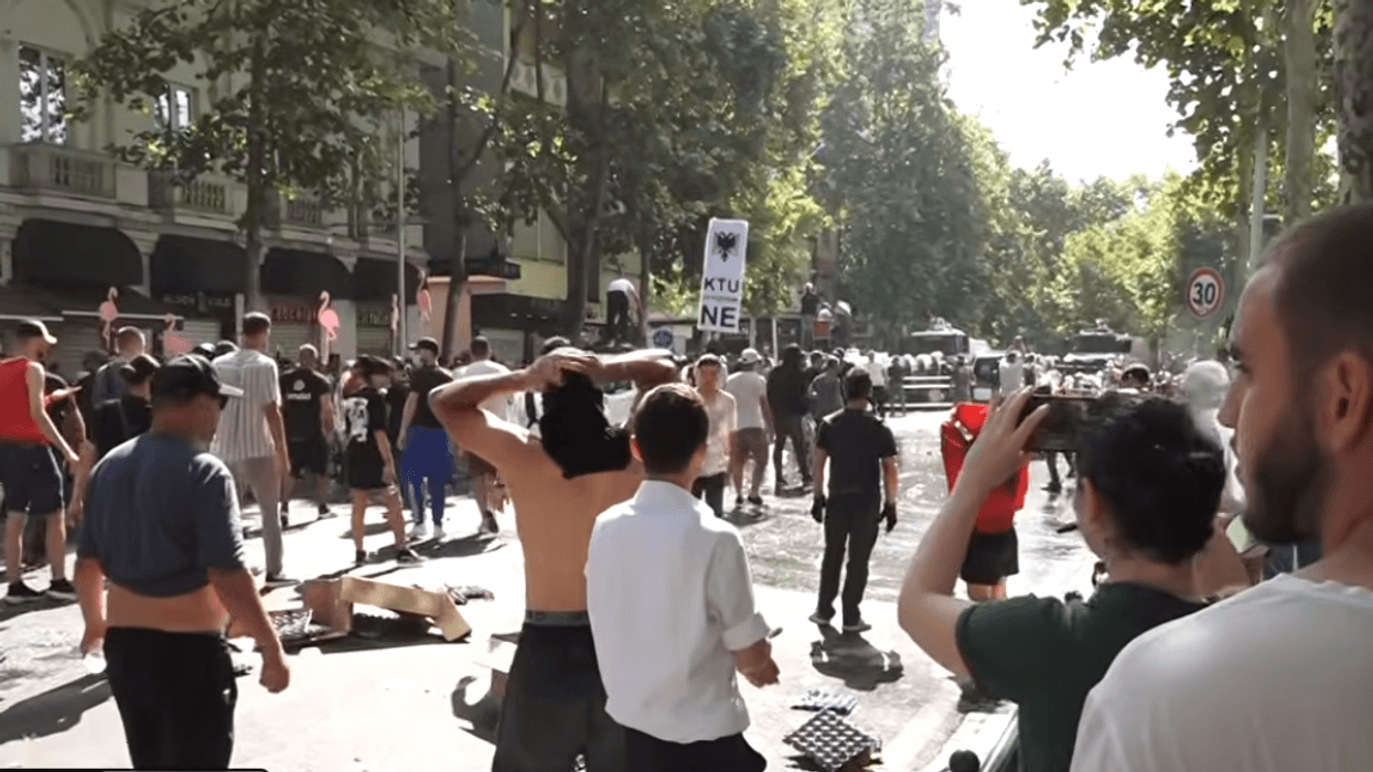 Kaos brenda e jashtë Kuvendit, 6 policë të plagosur dhe 17 protestues në spital