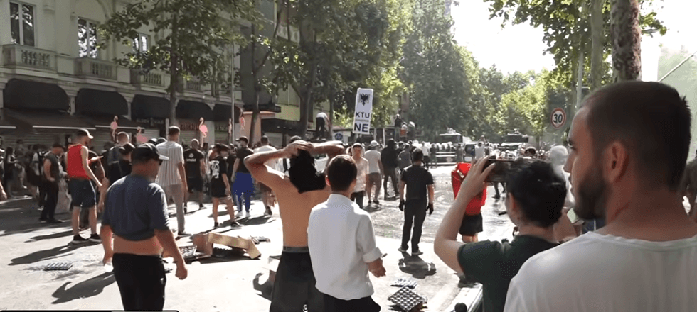 Kaos brenda e jashtë Kuvendit, 6 policë të plagosur dhe 17 protestues në spital