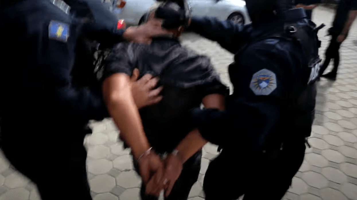 Falsifikonin dokumente për personat që kërkoheshin ndërkombëtarisht, tre të arrestuar në Prishtinë Falsifikonin dokumente për personat që kërkoheshin ndërkombëtarisht, tre të arrestuar në Prishtinë