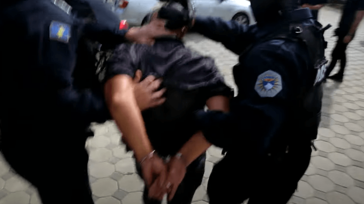 Falsifikonin dokumente për personat që kërkoheshin ndërkombëtarisht, tre të arrestuar në Prishtinë