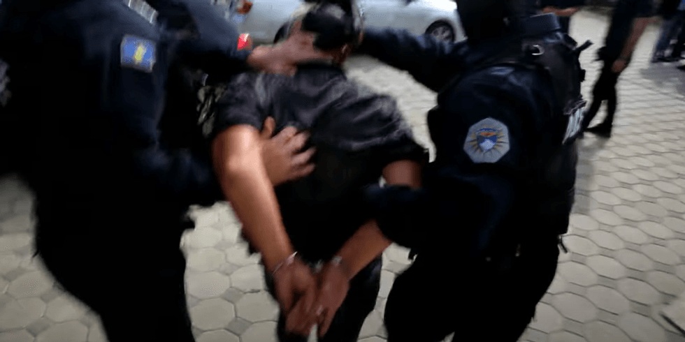 Falsifikonin dokumente për personat që kërkoheshin ndërkombëtarisht, tre të arrestuar në Prishtinë