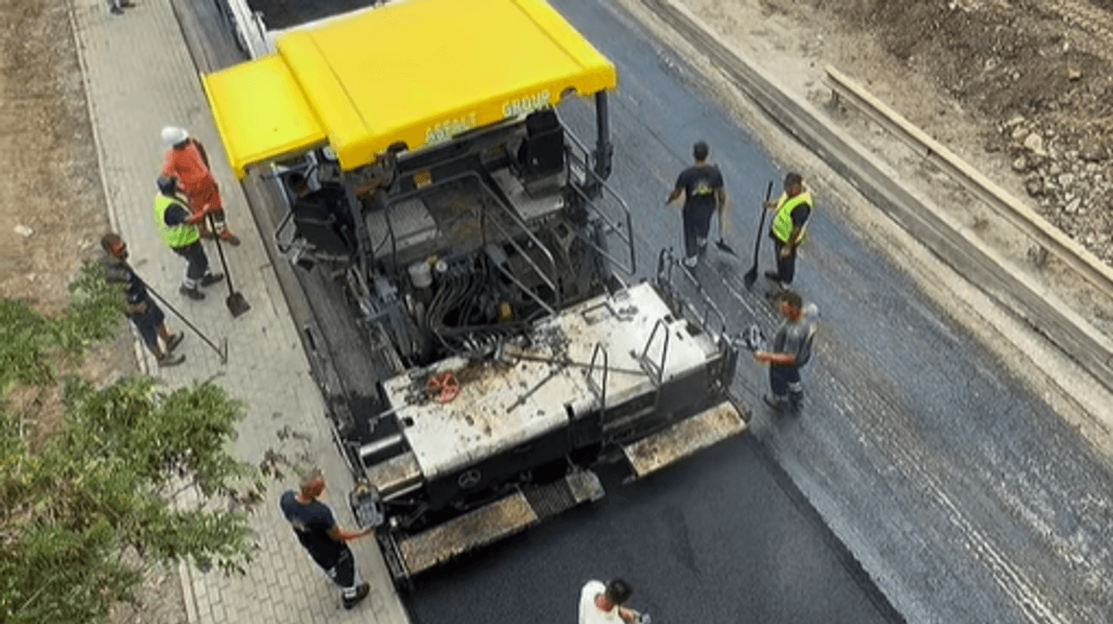 Përfundon asfaltimi në nënkalimin e Mazgitit pas sanimit të problemit me ujërat