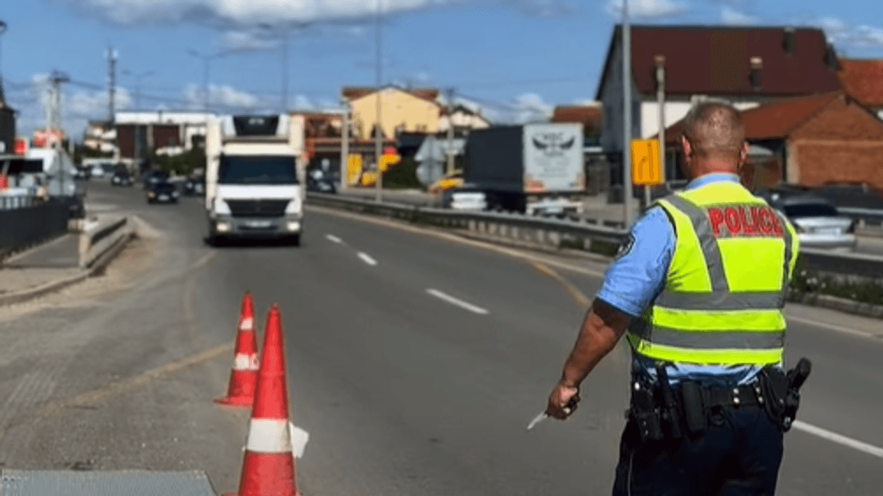 Kontrollet ndaj mjeteve të mbingarkuara vazhdojnë, shqiptohen mbi 15 mijë euro gjoba Kontrollet ndaj mjeteve të mbingarkuara vazhdojnë, shqiptohen mbi 15 mijë euro gjoba