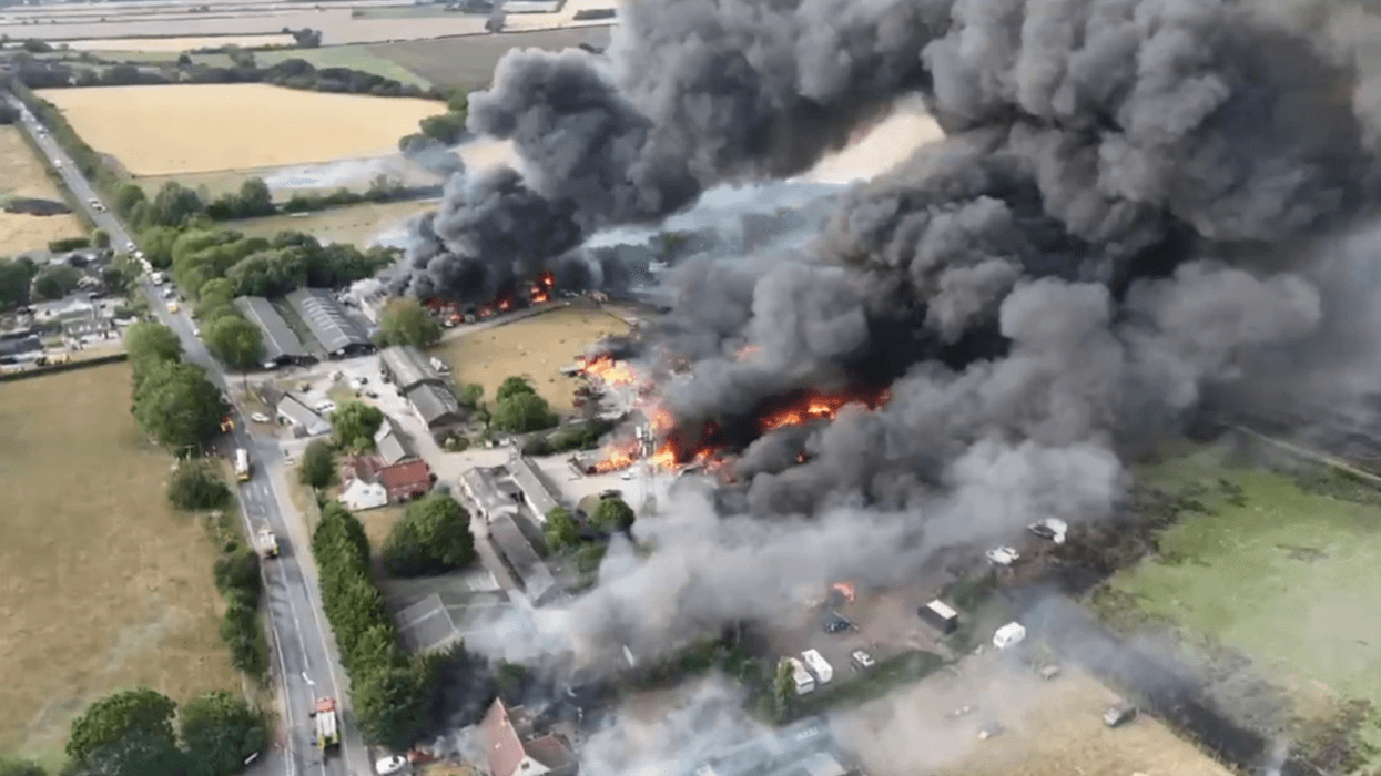 Powerful explosion at an industrial facility in Britain, over 100 firefighters on the scene