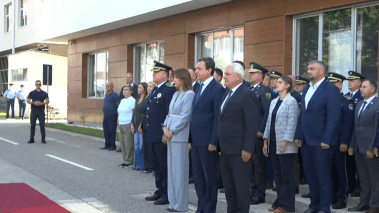 Krerët e institucioneve nderojnë policët e rënë, Kurti: Republika është më e sigurt se kurrë