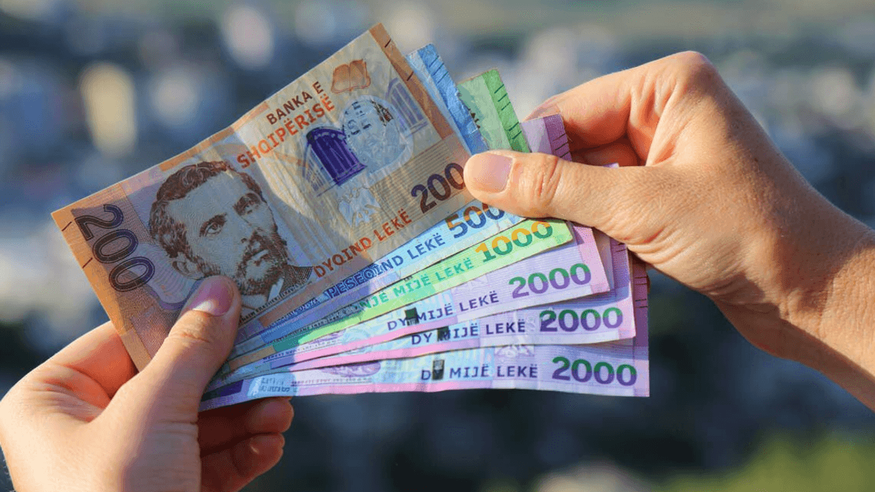 Çfarë fshihet pas forcimit rekord të lekut shqiptar? Çfarë fshihet pas forcimit rekord të lekut shqiptar?