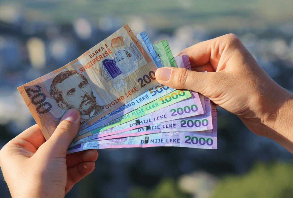 Çfarë fshihet pas forcimit rekord të lekut shqiptar?