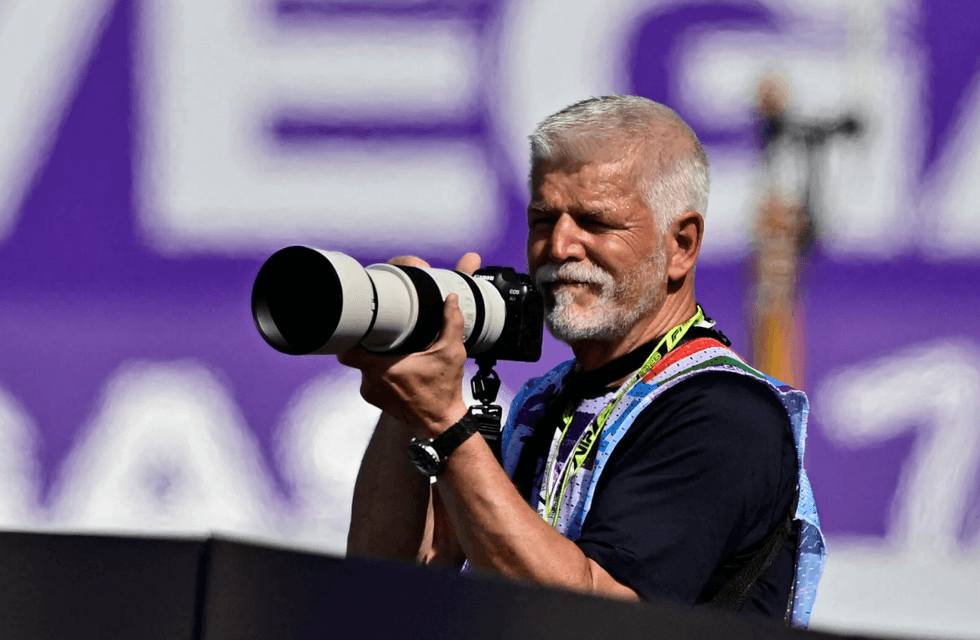 Një skenë e pazakontë në Formula 1: Presidenti çek Petr Pavel fotografoi garën në Hungari
