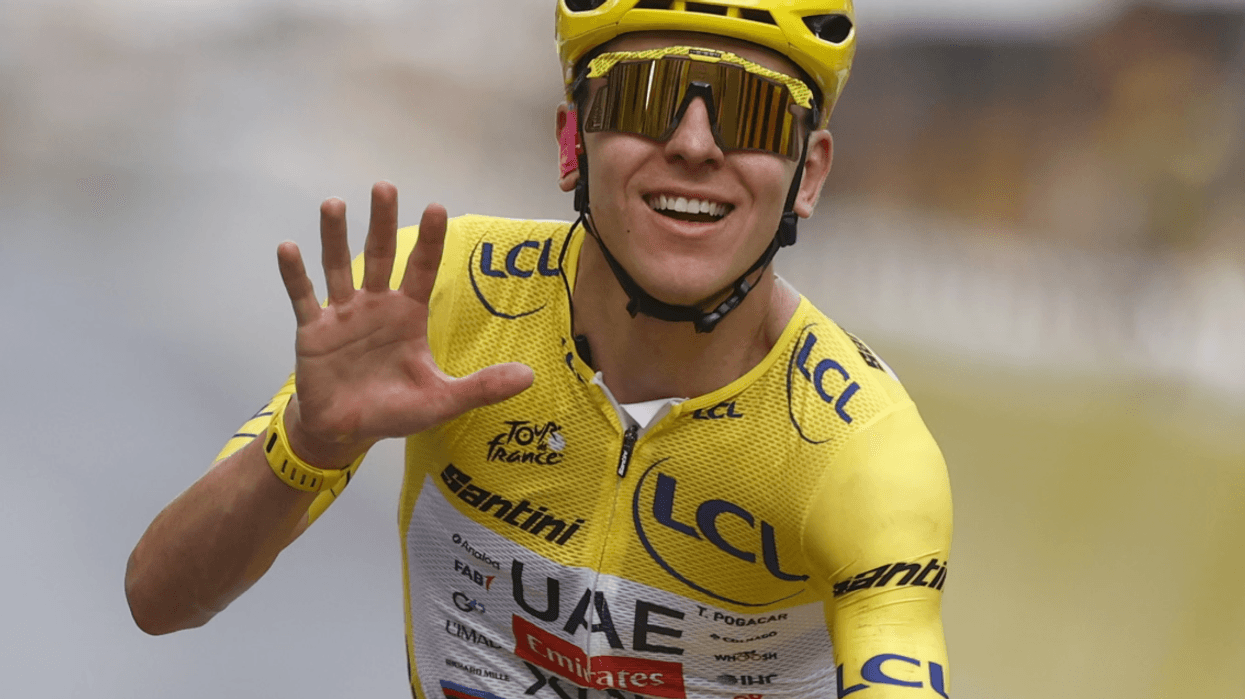 Tadej Pogacar hyn në histori me triumfin e pestë në Tour de France