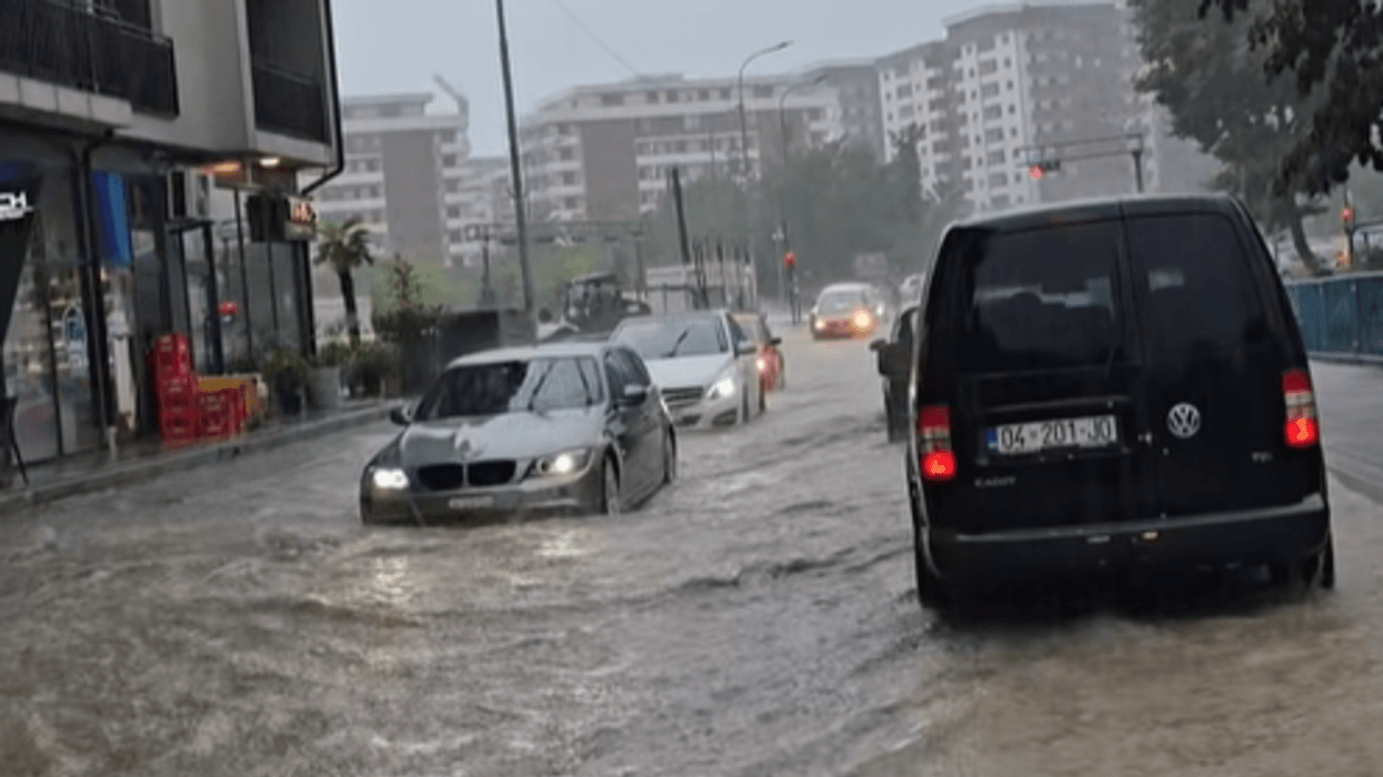 Reshjet e dendura vërshojnë urën te Parku i Qytetit në Prizren Reshjet e dendura vërshojnë urën te Parku i Qytetit në Prizren