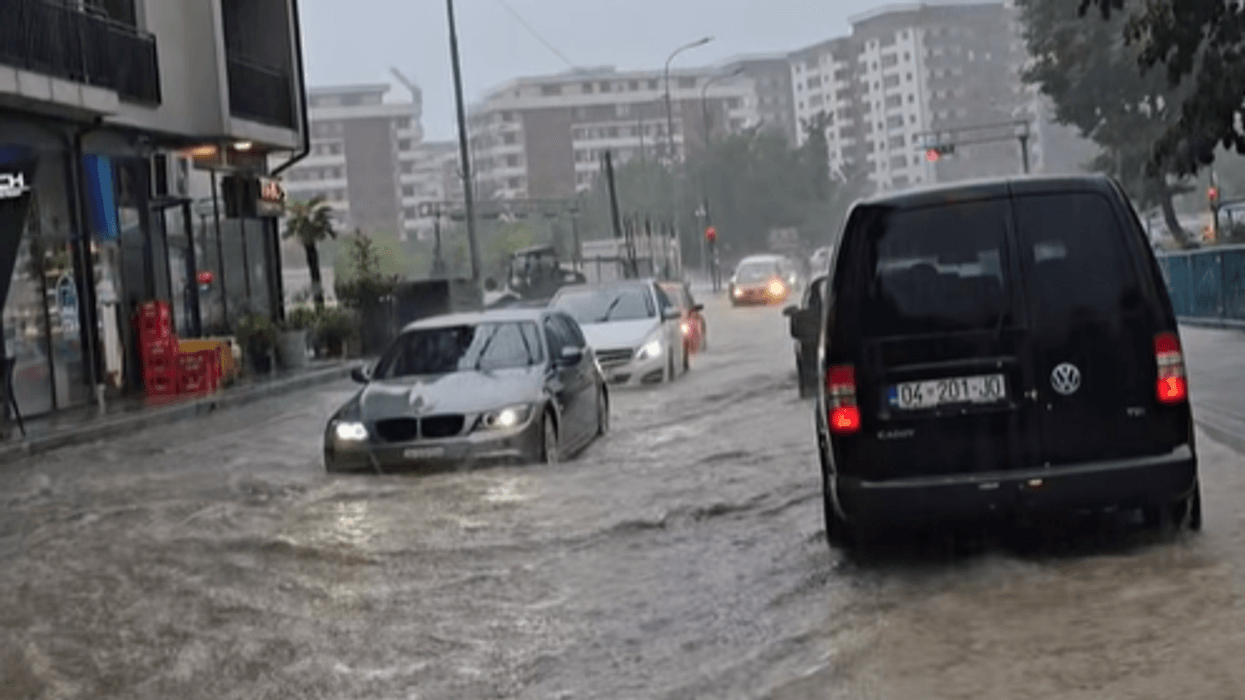 Reshjet e dendura vërshojnë urën te Parku i Qytetit në Prizren