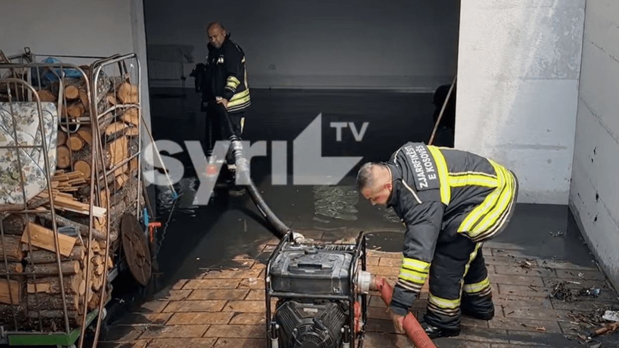 Zjarrfikësit intervenojnë në Brekoc të Gjakovës pas reshjeve të dendura