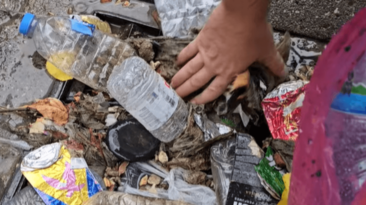 Qytetari pastron pusetat e bllokuara nga mbeturinat në rrugën “Suzi Çelebi” në Prizren Qytetari pastron pusetat e bllokuara nga mbeturinat në rrugën “Suzi Çelebi” në Prizren