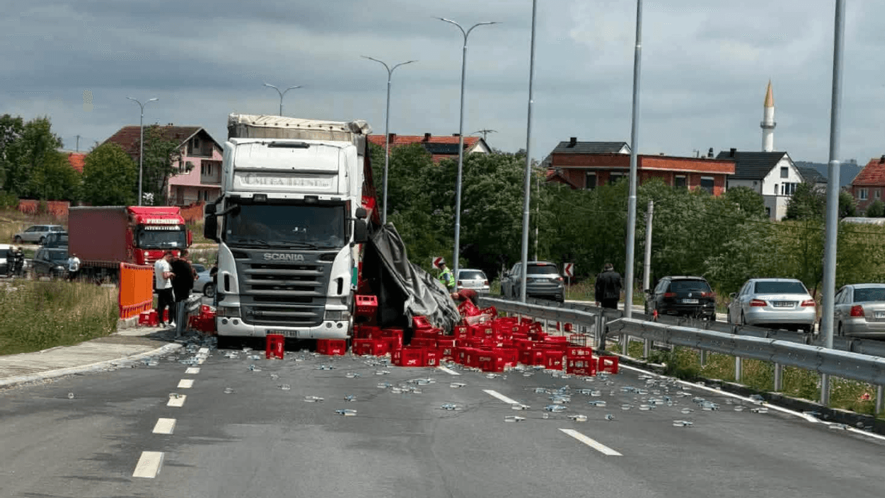 Bllokohet përkohësisht magjistralja Prishtinë–Podujevë, kamionit i bien arkat me pije në rrugë Bllokohet përkohësisht magjistralja Prishtinë–Podujevë, kamionit i bien arkat me pije në rrugë
