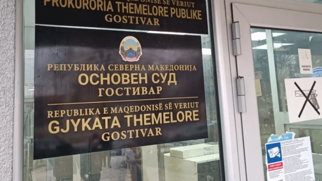 Ish-zyrtari i policisë dënohet me pesë vite burg për grabitjen e arit në Gostivar Ish-zyrtari i policisë dënohet me pesë vite burg për grabitjen e arit në Gostivar