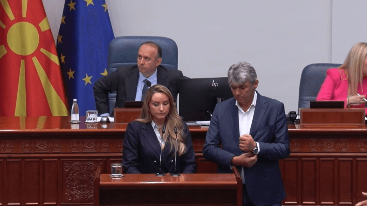 Tensione në Kuvend për Ligjin për përfaqësim, Sela dhe Dauti bllokojnë foltoren Tensione në Kuvend për Ligjin për përfaqësim, Sela dhe Dauti bllokojnë foltoren