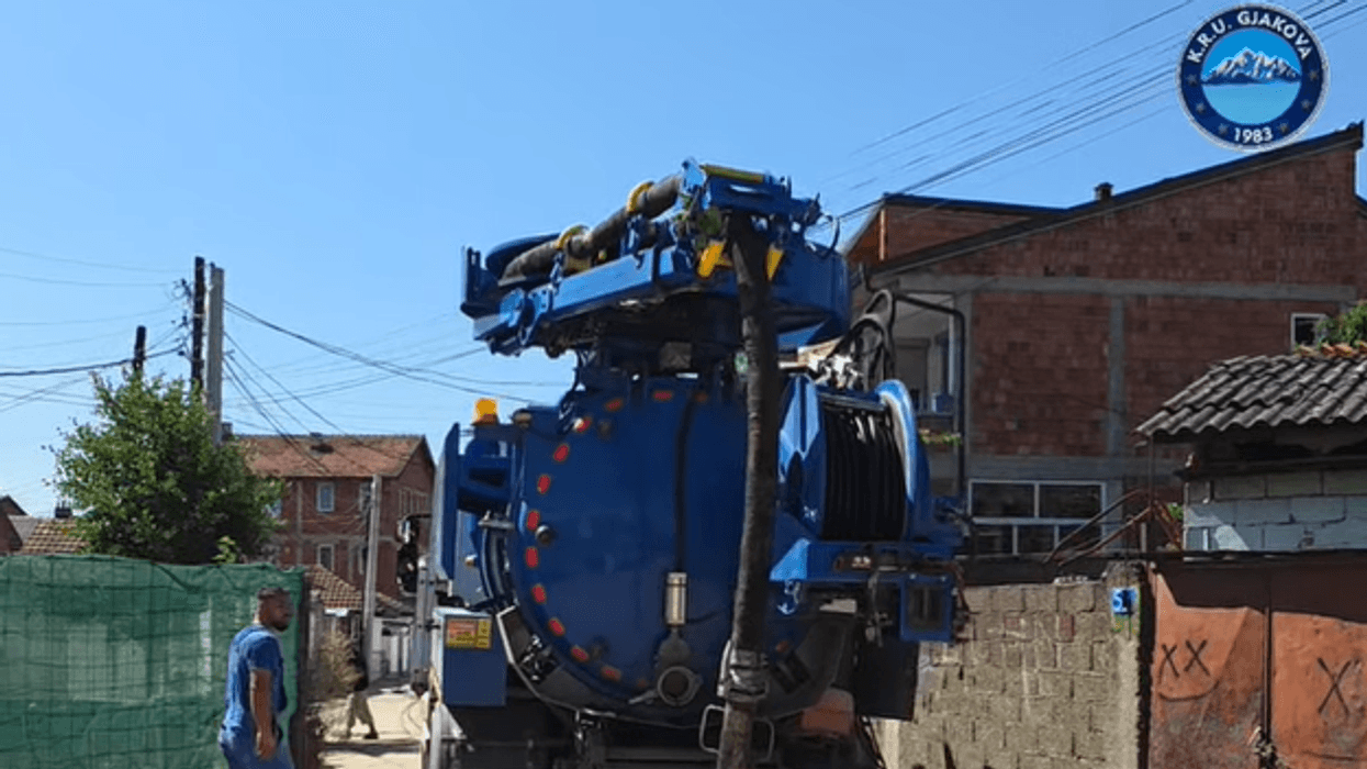 KRU “Gjakova” paralajmëron masa ligjore: Qytetarët po hedhin mbeturina në kanalizim KRU “Gjakova” paralajmëron masa ligjore: Qytetarët po hedhin mbeturina në kanalizim