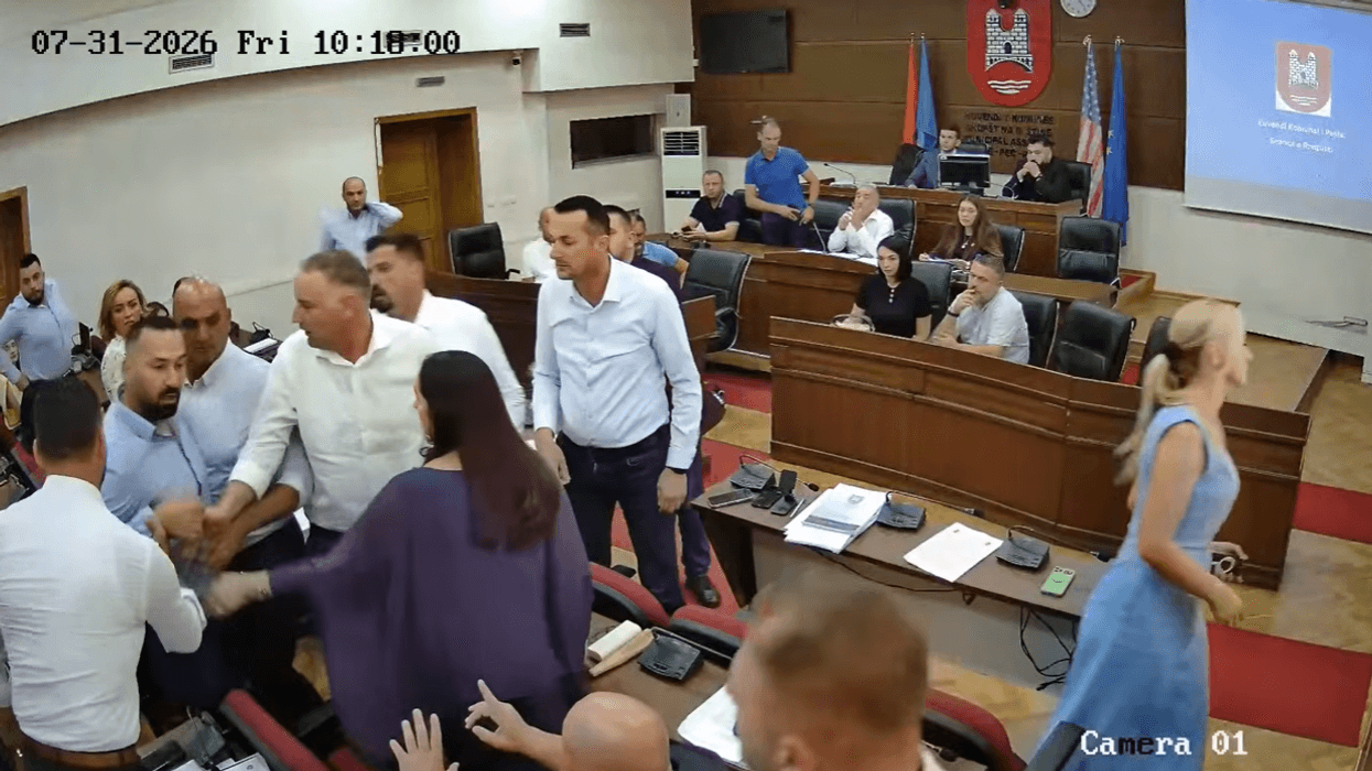 Përplasje verbale mes dy asamblistëve në seancën e Kuvendit të Pejës
